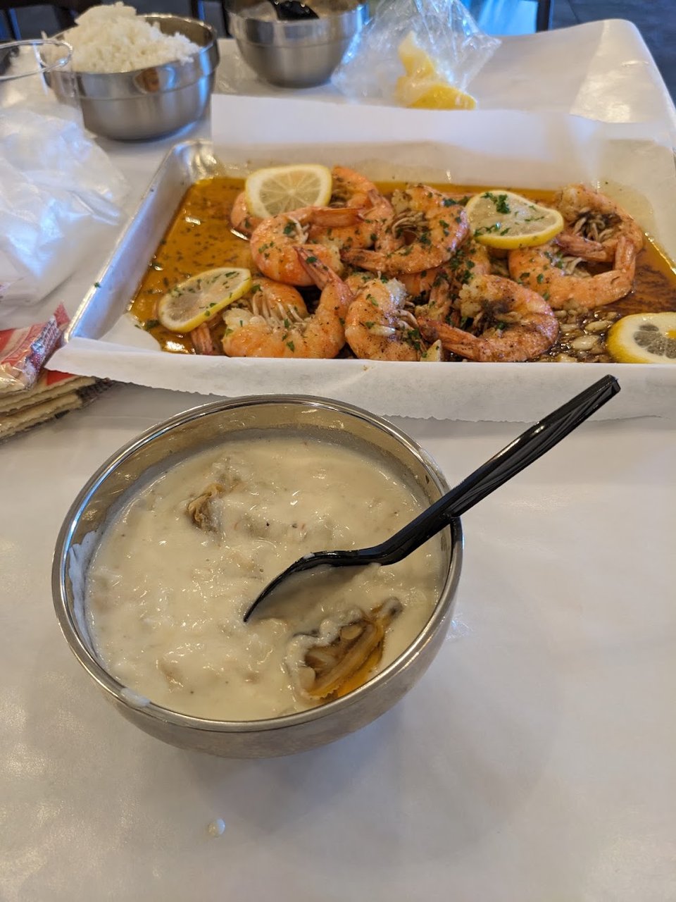 Camarones Al Ajillo Y Crema de Almejas